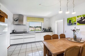 Dining - Holiday Home 'Ferienhaus Am See' with Lake View, Private Terrace and Wi-Fi (Wachtendonk)