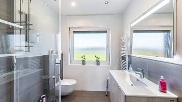 Dusche, Haartrockner, Handtücher
