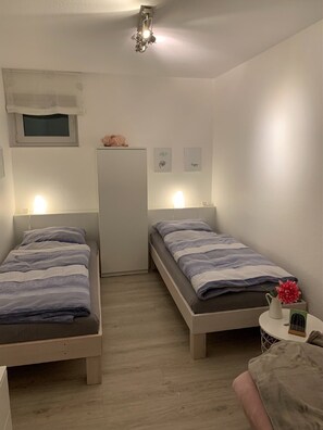 2 室のベッドルーム、アイロン / アイロン台、WiFi (無料)、ベッドシーツ