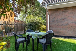 Outdoor dining - Apartment 'Ferienwohnung Bork' with Private Garden and Wi-Fi (Putgarten)