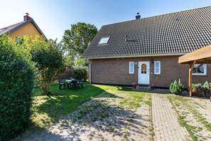 Exterior - Apartment 'Ferienwohnung Bork' with Private Garden and Wi-Fi (Putgarten)