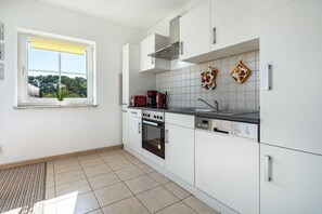 Kjøleskap, ovn, kokeplater og oppvaskmaskin