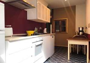 Kjøleskap, ovn, kokeplater og oppvaskmaskin