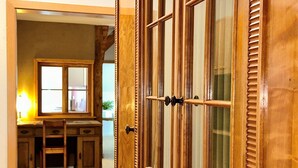 Una puerta de madera con paneles de vidrio y diseño tradicional.