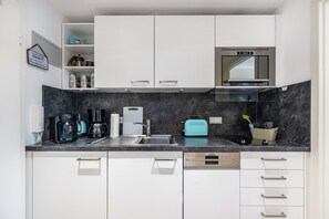 Kjøleskap, mikrobølgeovn, kokeplater og oppvaskmaskin