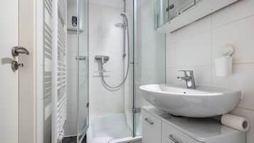 Dusche, Haartrockner, Handtücher