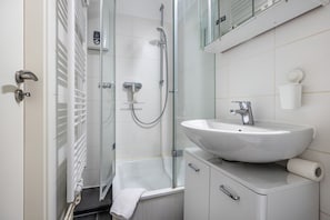 Shower, hair dryer, towels - Apartment 'Meerzeit am Steinhuder Meer' with Balcony and Wi-Fi (Wunstorf)
