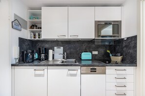 Frigorifero, microonde, piano cottura, lavastoviglie