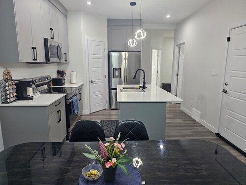 Sleek Home in Trendy Community with great views, full kitchen, & strong Wi-Fi.