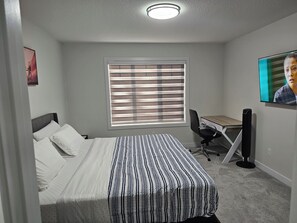 4 habitaciones, escritorio y tabla de planchar con plancha