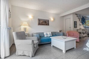 TV - Holiday Home 'Ostsee' with Private Terrace, Private Garden and Wi-Fi (Pruchten)