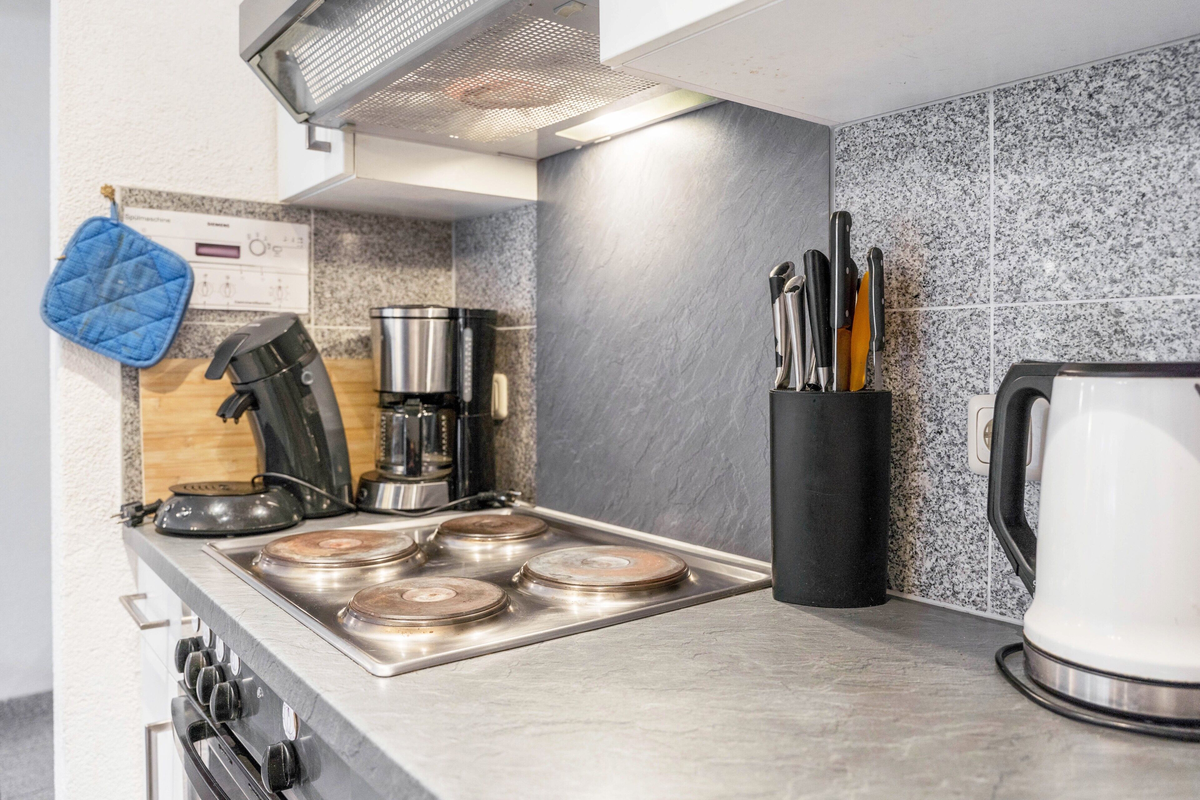 Kühlschrank, Mikrowelle, Ofen, Herdplatte