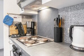 Fridge, microwave, oven, stovetop - Holiday Home 'Ostsee' with Private Terrace, Private Garden and Wi-Fi (Pruchten)