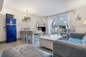 TV - Holiday Home 'Ostsee' with Private Terrace, Private Garden and Wi-Fi (Pruchten)