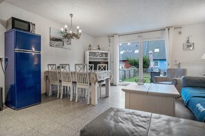 TV - Holiday Home 'Ostsee' with Private Terrace, Private Garden and Wi-Fi (Pruchten)