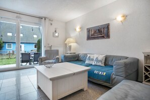 TV - Holiday Home 'Ostsee' with Private Terrace, Private Garden and Wi-Fi (Pruchten)