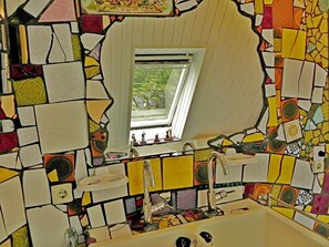 Douche, sèche-cheveux, serviettes fournies