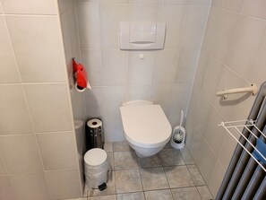 Douche, articles de toilette gratuits, sèche-cheveux