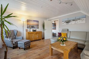 TV, DVD player, stereo - Apartment 'Micha's Ferienwohnung' with Private Terrace, Private Garden and Wi-Fi (Bredstedt)