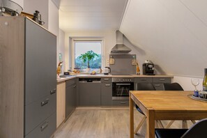 Fridge, microwave, oven, stovetop - Apartment 'Micha's Ferienwohnung' with Private Terrace, Private Garden and Wi-Fi (Bredstedt)