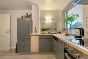 Kjøleskap, mikrobølgeovn, ovn og kokeplater