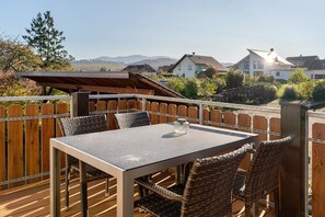 Outdoor dining - Apartment 'Ferienwohnung Birne' with Shared Garden, Balcony and Wi-Fi (Appenweier)