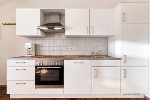 Fridge, oven, stovetop, dishwasher - Apartment 'Ferienwohnung Birne' with Shared Garden, Balcony and Wi-Fi (Appenweier)