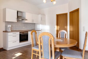 Dining - Apartment 'Ferienwohnung Birne' with Shared Garden, Balcony and Wi-Fi (Appenweier)