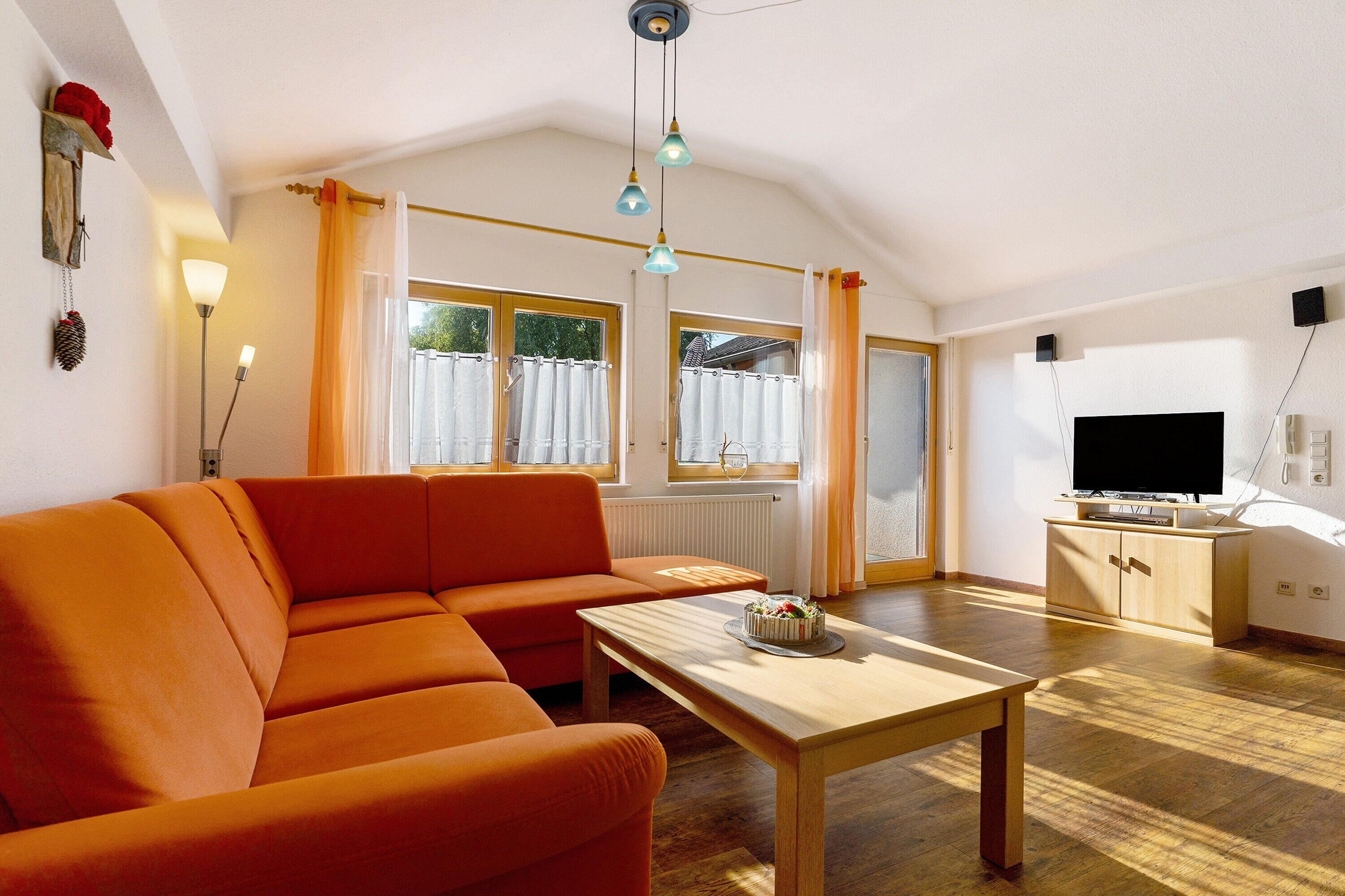 Televisio, DVD-soitin, pöytätennispöytä, stereot