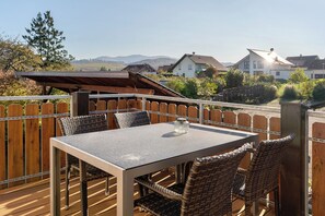 Outdoor dining - Apartment 'Ferienwohnung Birne' with Shared Garden, Balcony and Wi-Fi (Appenweier)