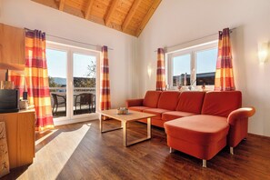 TV, DVD player, table tennis, stereo - Apartment 'Ferienwohnung Apfel' with Shared Garden, Balcony and Wi-Fi (Appenweier)