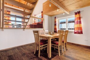 Dining - Apartment 'Ferienwohnung Apfel' with Shared Garden, Balcony and Wi-Fi (Appenweier)