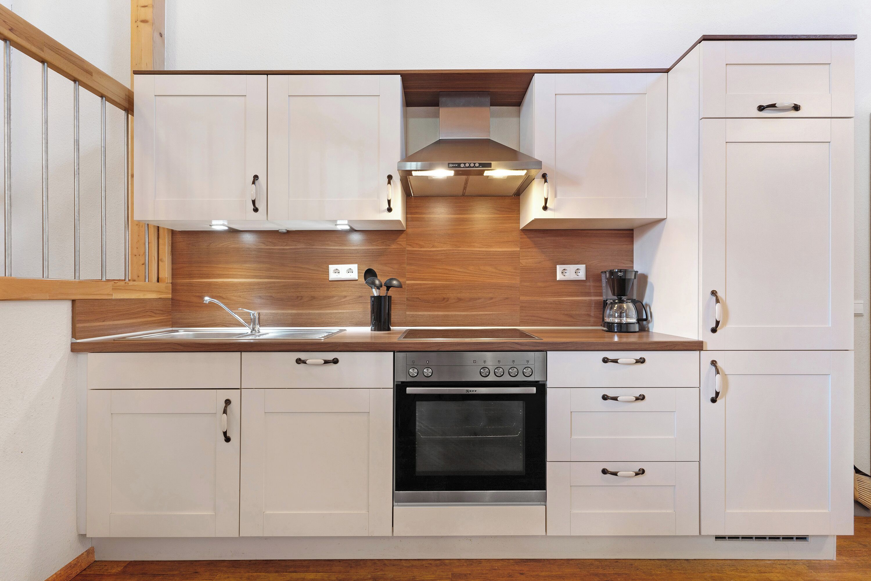 Kjøleskap, ovn, kokeplater og oppvaskmaskin