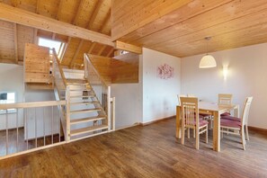 Dining - Apartment 'Ferienwohnung Zwetschge' with Shared Garden, Balcony and Wi-Fi (Appenweier)