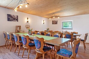 Dining - Apartment 'Ferienwohnung Zwetschge' with Shared Garden, Balcony and Wi-Fi (Appenweier)
