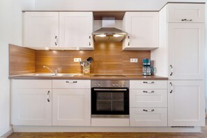 Fridge, oven, stovetop, dishwasher - Apartment 'Ferienwohnung Zwetschge' with Shared Garden, Balcony and Wi-Fi (Appenweier)