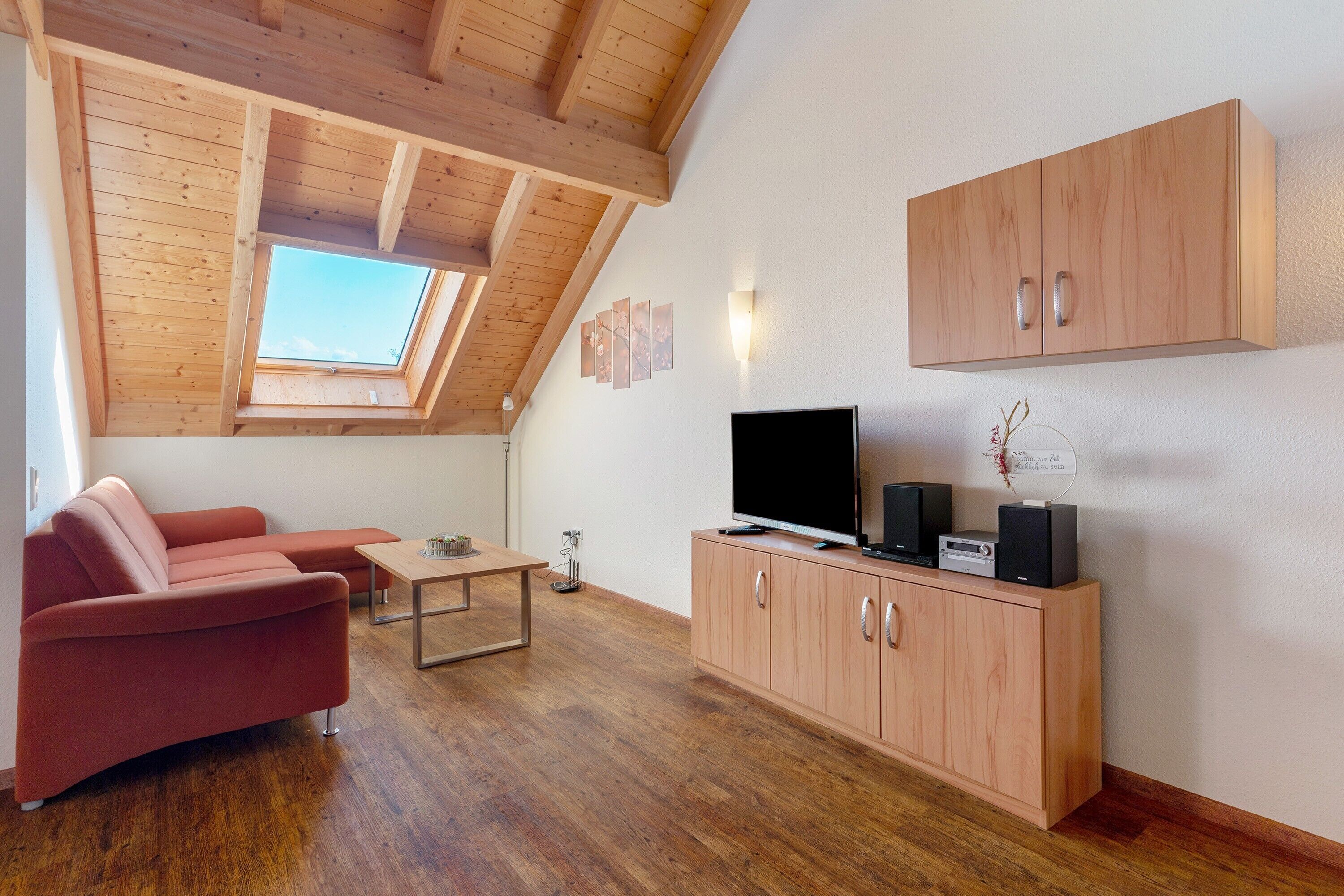 Fernseher, DVD-Player, Tischtennisplatte, Stereoanlage