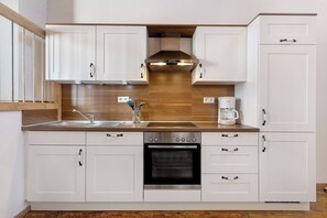 Fridge, oven, stovetop, dishwasher - Apartment 'Ferienwohnung Kirsche' with Shared Garden, Balcony and Wi-Fi (Appenweier)