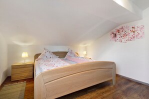 1 slaapkamer, een strijkplank/strijkijzer, gratis wifi, beddengoed