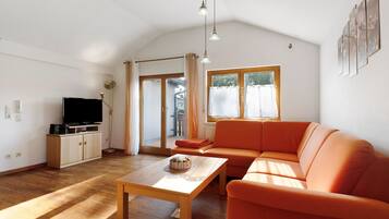Fernseher, DVD-Player, Tischtennisplatte, Stereoanlage