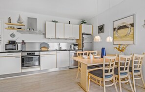 Réfrigérateur, micro-ondes, plaque de cuisson, lave-vaisselle