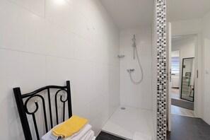 Shower, towels - Apartment 'Fewo Weber' with Wi-Fi (St. Ingbert)