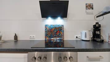 Køleskab, mikrobølgeovn, ovn, kogeplade