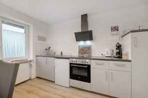 Een koelkast, een microgolfoven, een oven, een kookplaat