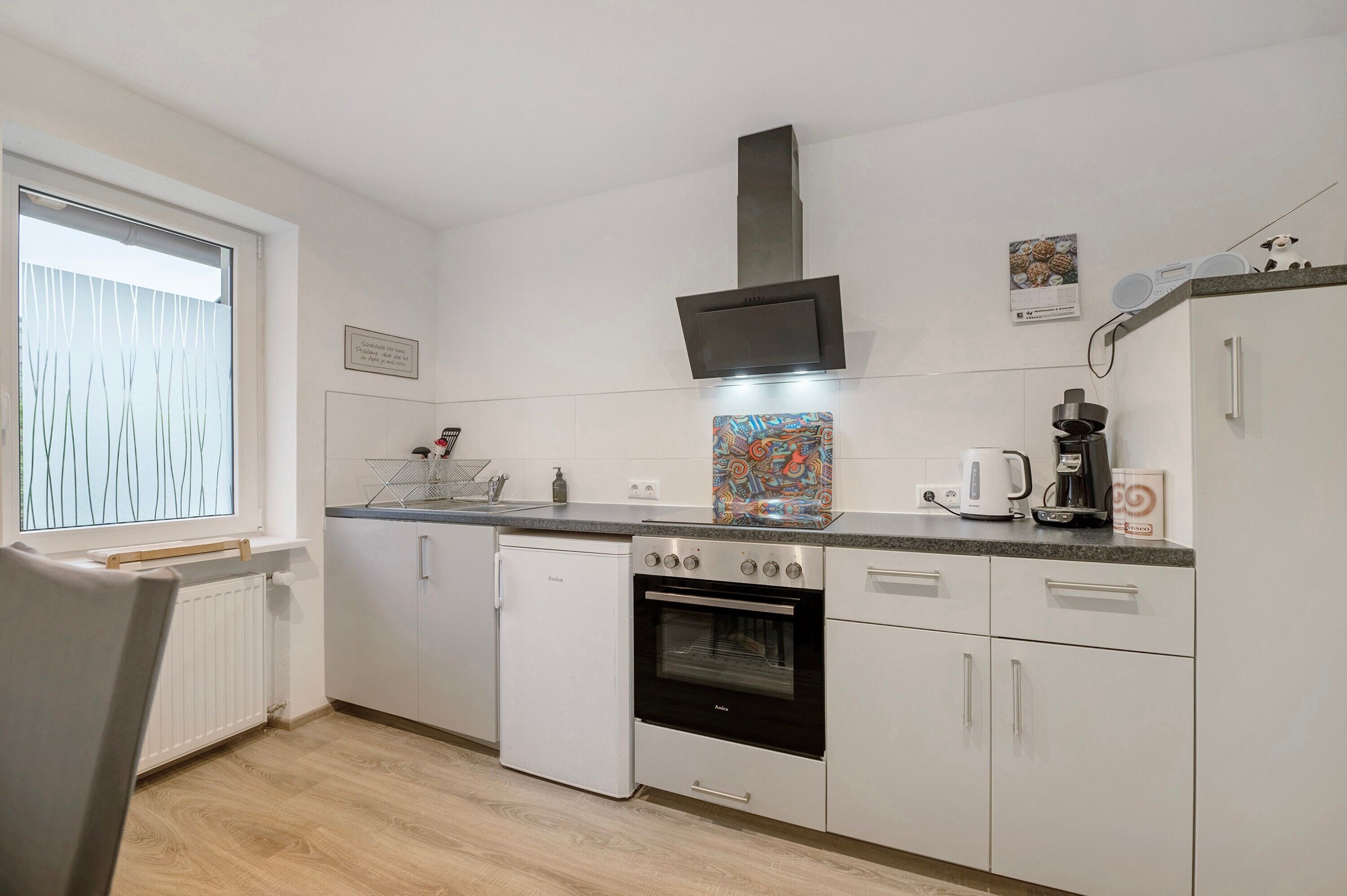 Een koelkast, een magnetron, een oven, een kookplaat