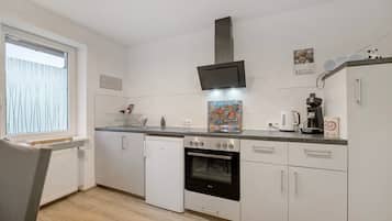 Een koelkast, een magnetron, een oven, een kookplaat