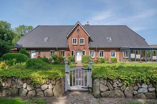 Apartment 'Ferienwohnung Bi-anne-to-huus' with Private Terrace, Private Garden and Wi-Fi