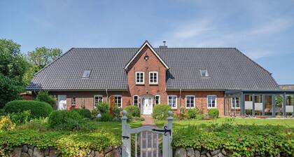 Apartment 'Ferienwohnung Bi-anne-to-huus' with Private Terrace, Private Garden and Wi-Fi