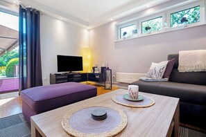 TV, DVD player, stereo - Apartment 'Fewo Birkenallee - Lavendel' with Private Terrace (Deinste)