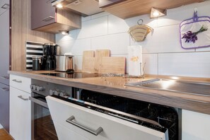 Fridge, microwave, oven, stovetop - Apartment 'Fewo Birkenallee - Lavendel' with Private Terrace (Deinste)